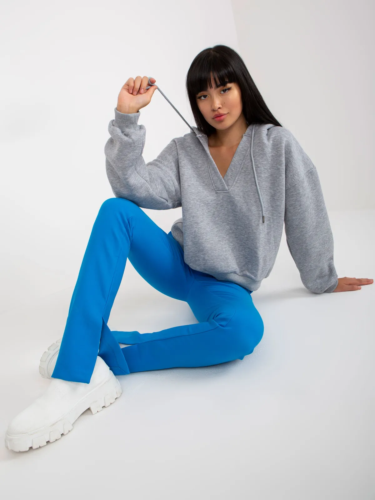 Szara melanżowa dresowa bluza basic z dekoltem w serek - zdjęcie 4