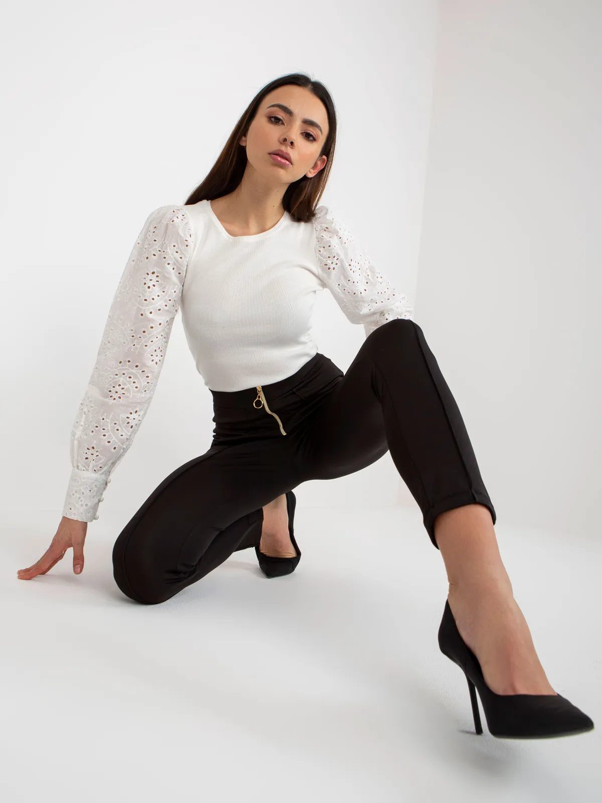 Czarne legginsy eleganckie z zamkiem OCH BELLA - zdjęcie 5