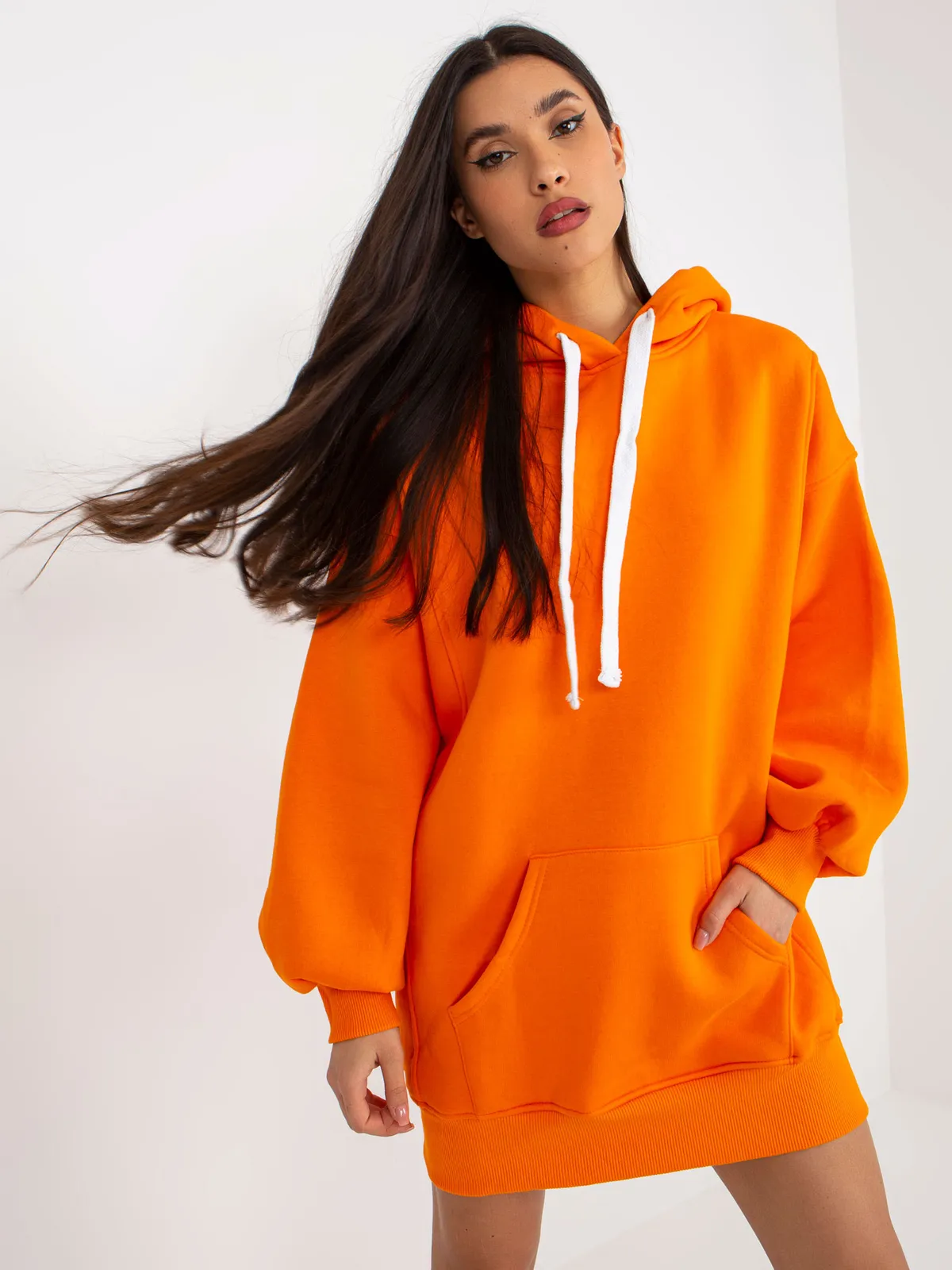 Ciemnobrązowa dresowa długa bluza basic oversize z kapturem - zdjęcie 5