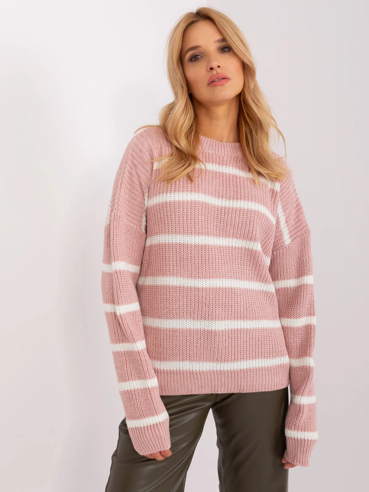 Różowo-biały sweter oversize w paski z domieszką wełny - zdjęcie 4