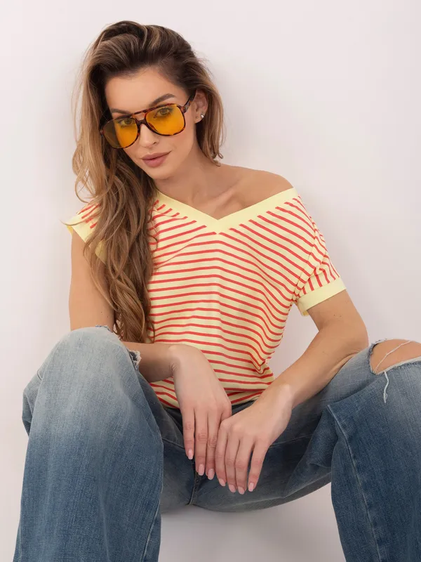 Casualowy T-shirt w paski z dekoltem V - widok 2