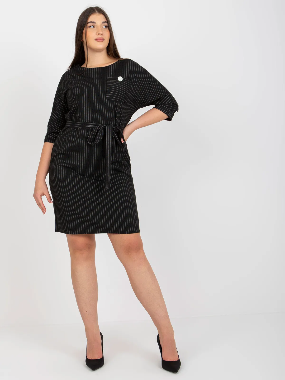 Szara ołówkowa sukienka plus size w paski z rękawem 3/4 - zdjęcie 7