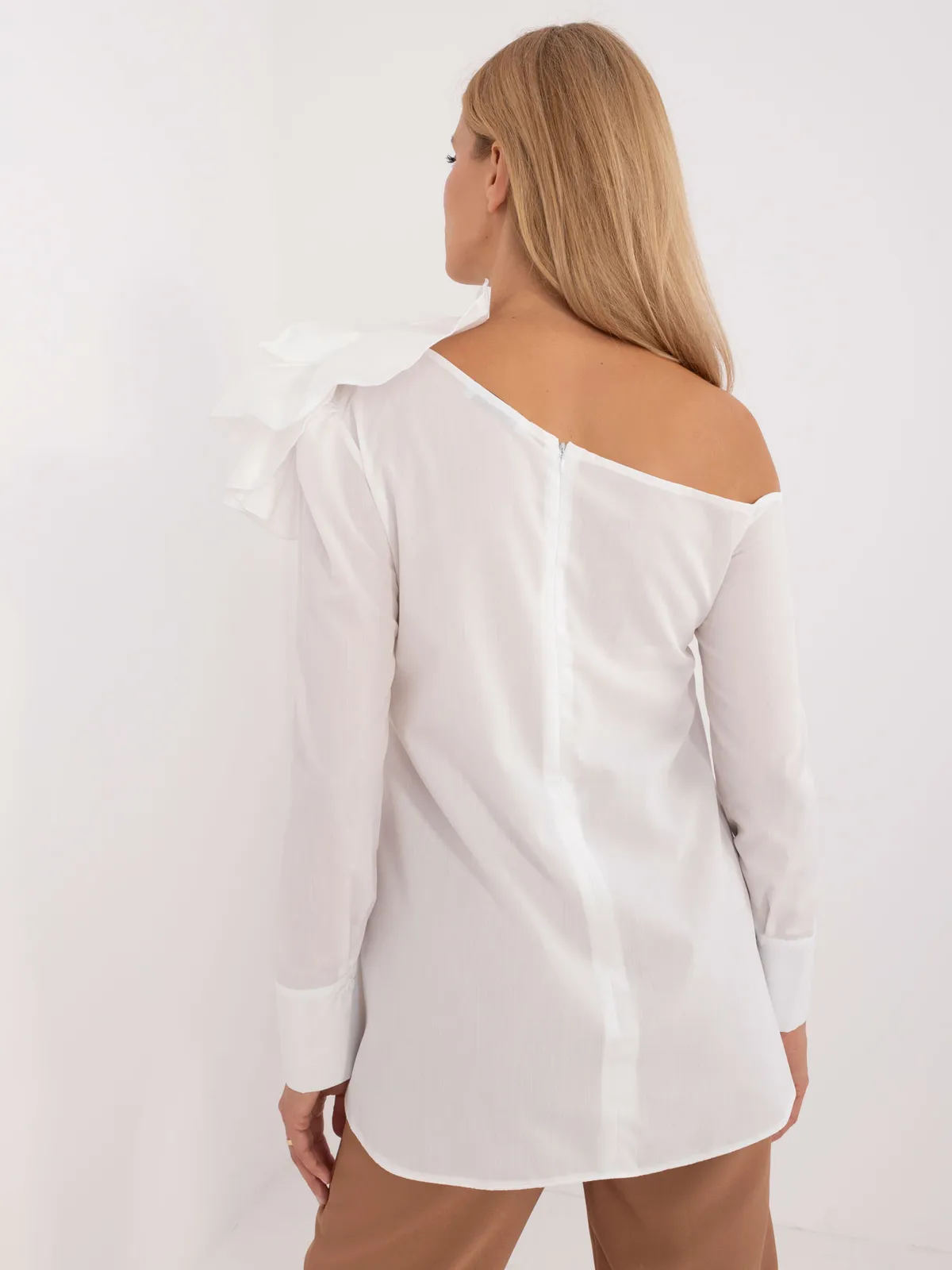 Asymetryczna bluzka wizytowa z ozdobną falbaną - zdjęcie 1