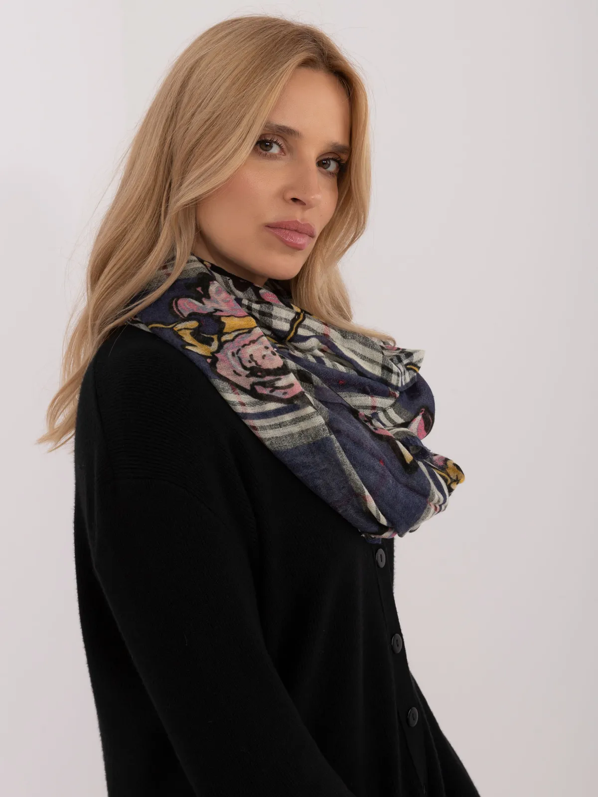 Długa chusta z motywem w kratę i kwiaty - zdjęcie 1