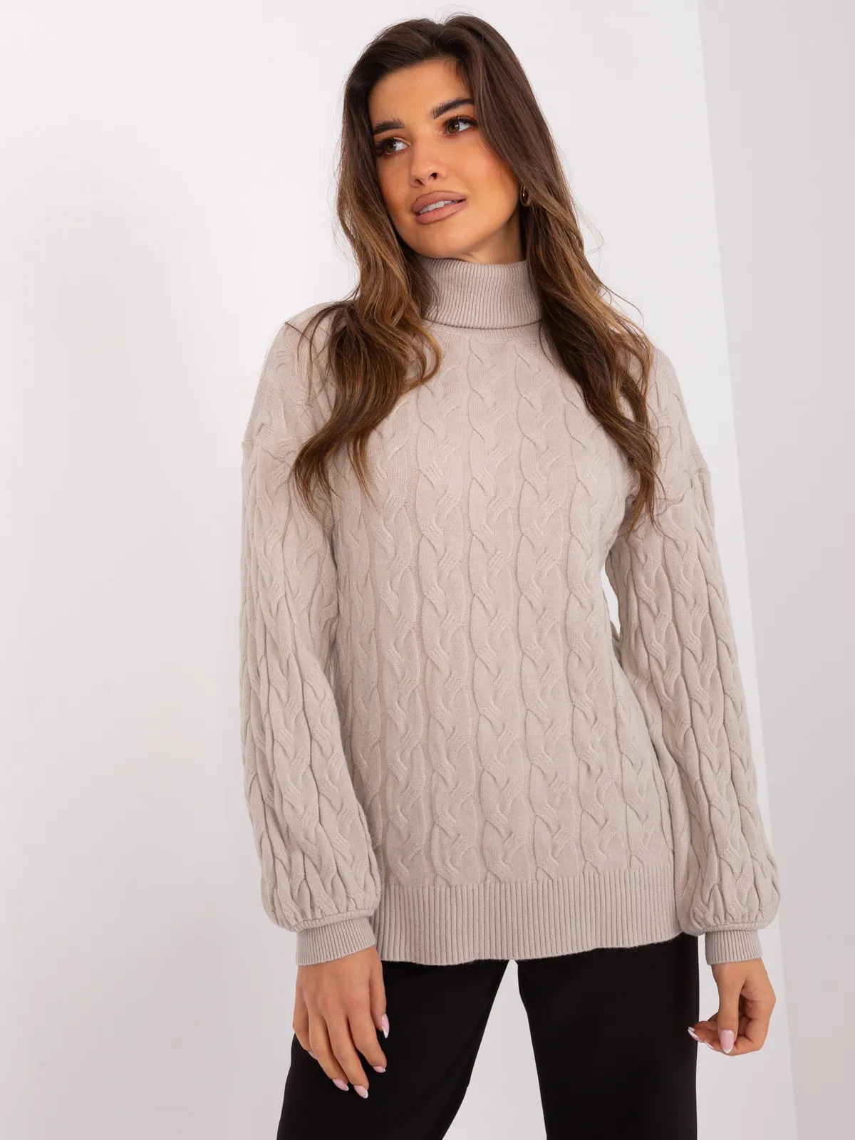 Beżowy sweter z golfem z warkoczami - zdjęcie 3
