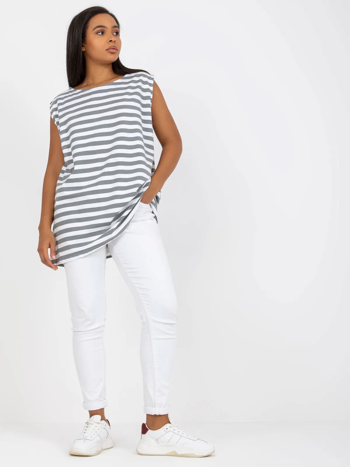 Biało-szary top plus size z okrągłym dekoltem - zdjęcie 2