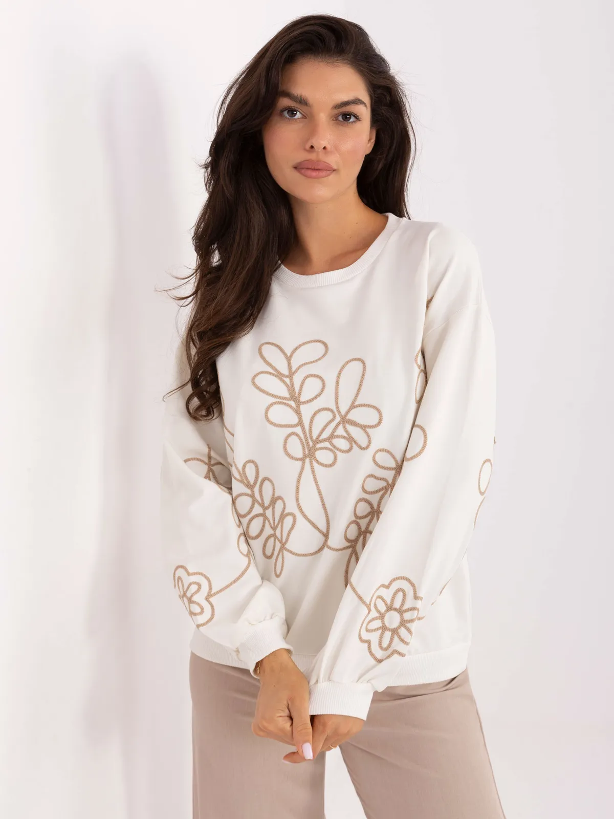 Bluza oversize z ozdobnym haftowanym motywem roślinnym - zdjęcie 1