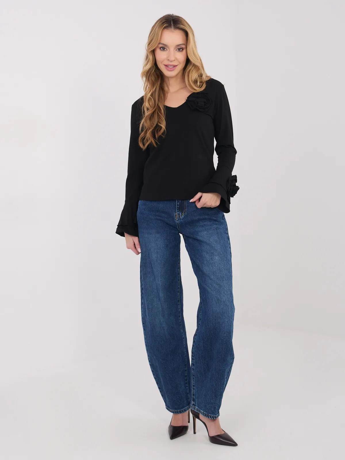 Bluzka z długim rękawem zdobiona kwiatami - zdjęcie 1