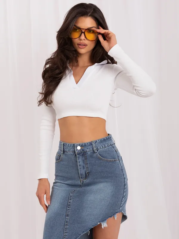 Krótki crop top z kołnierzykiem i dekoltem