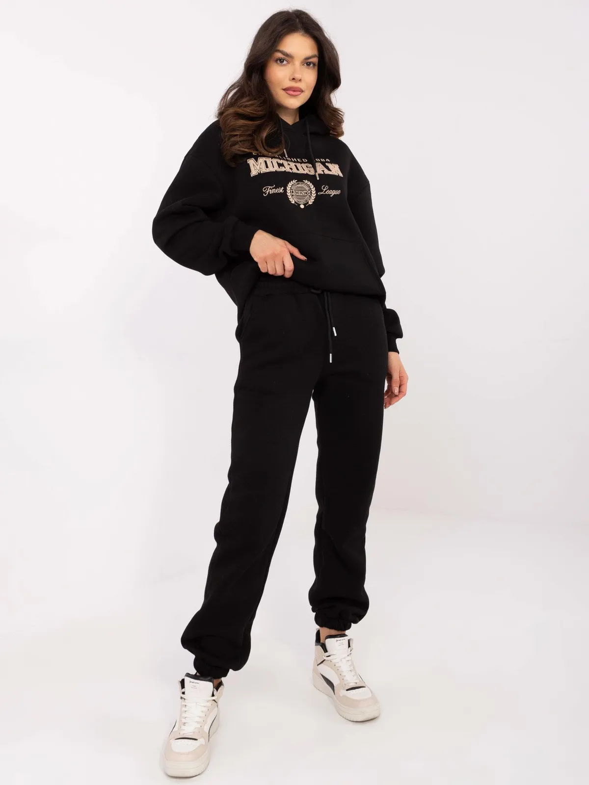 Komplet dresowy z krótką bluzą i joggerami - zdjęcie 1