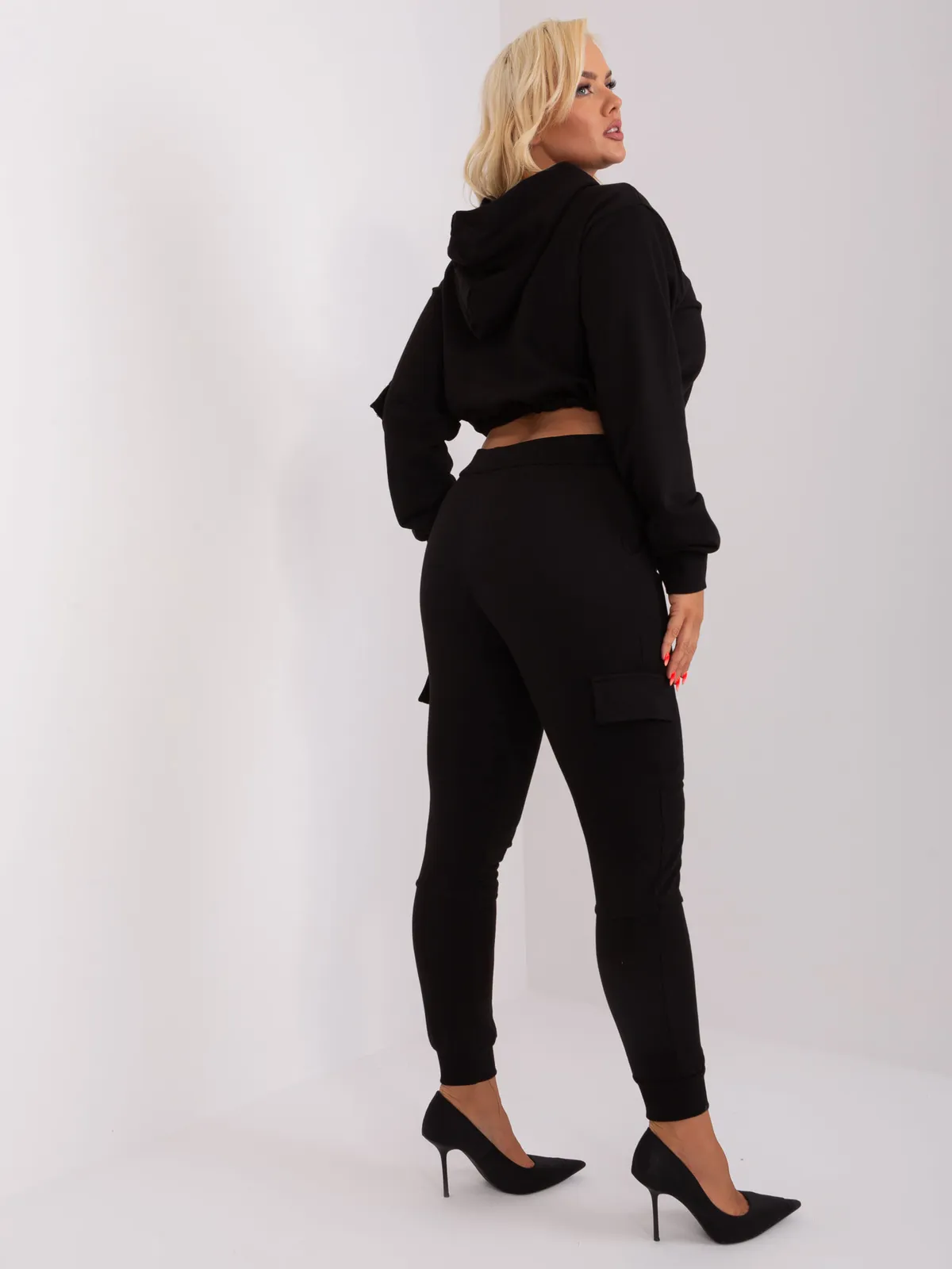 Czarny komplet plus size ze spodniami cargo - zdjęcie 4