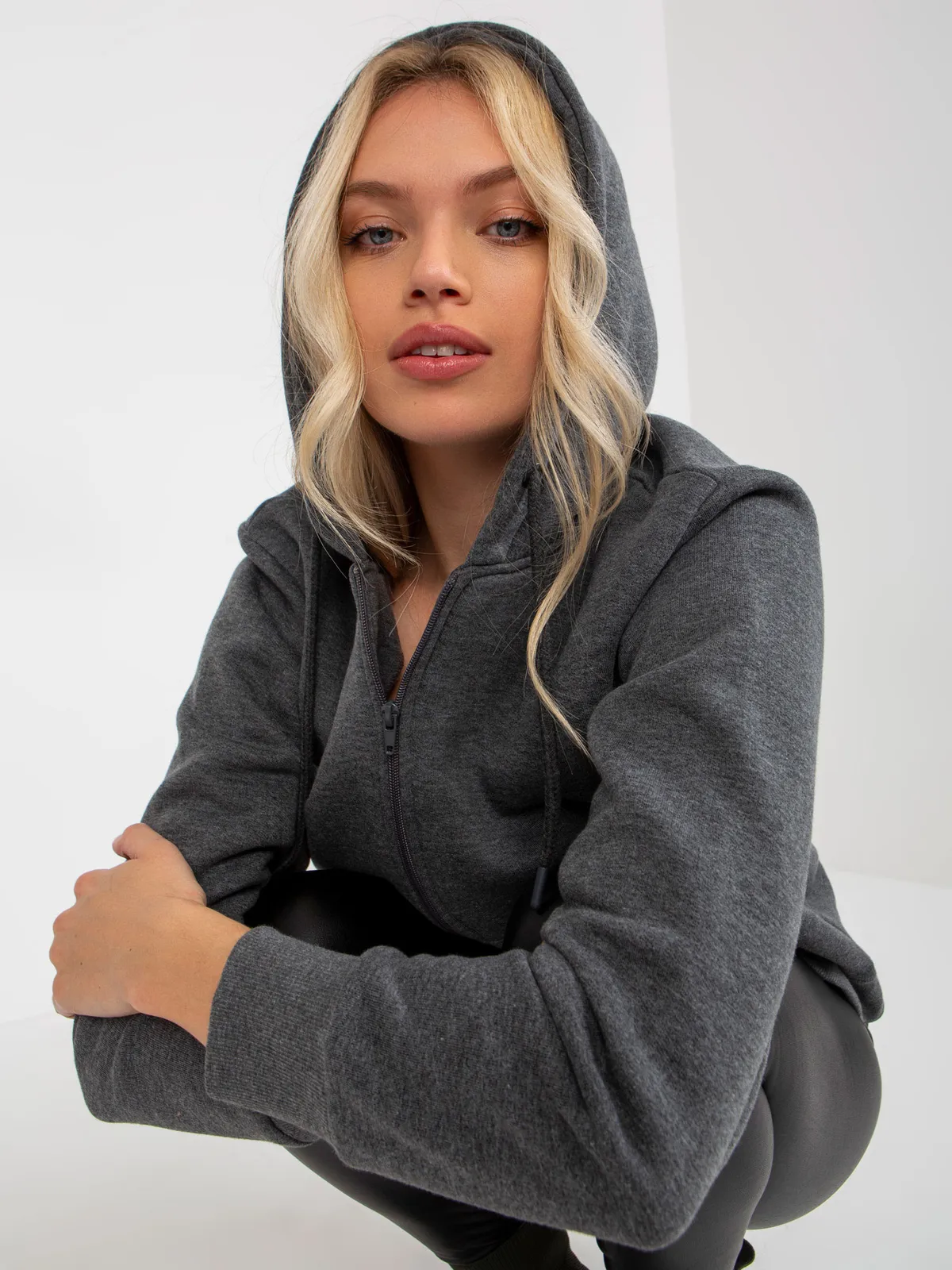 Ciemnoszara rozpinana bluza basic z kapturem RUE PARIS - zdjęcie 7