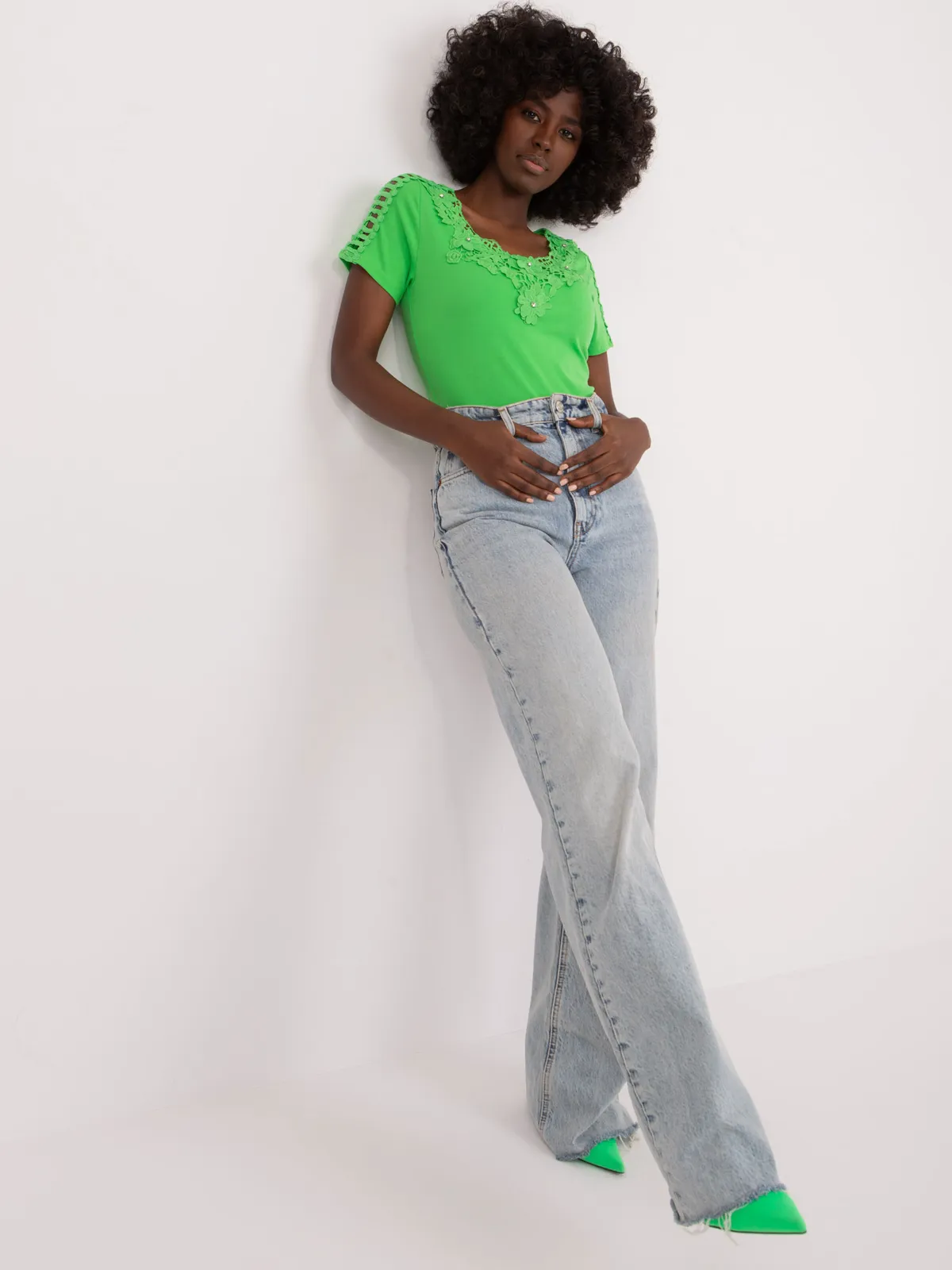 Dopasowana bluzka z koronkowym dekoltem i wycięciami - zdjęcie 1