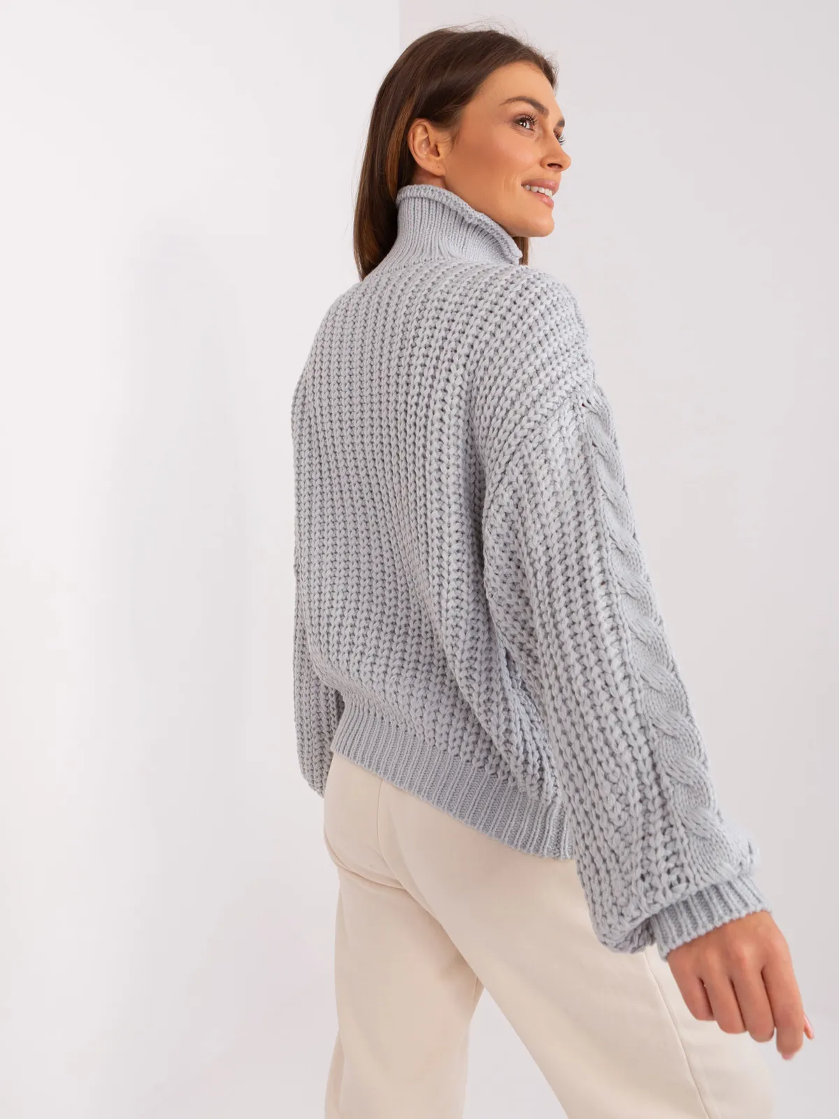 Ecru damski sweter oversize z warkoczami - zdjęcie 5
