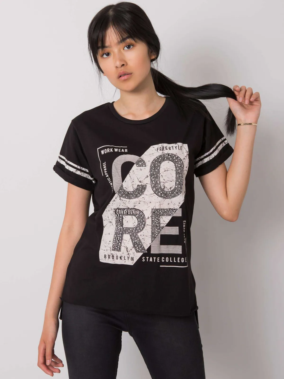 Biały t-shirt z miejskim nadrukiem - zdjęcie 3