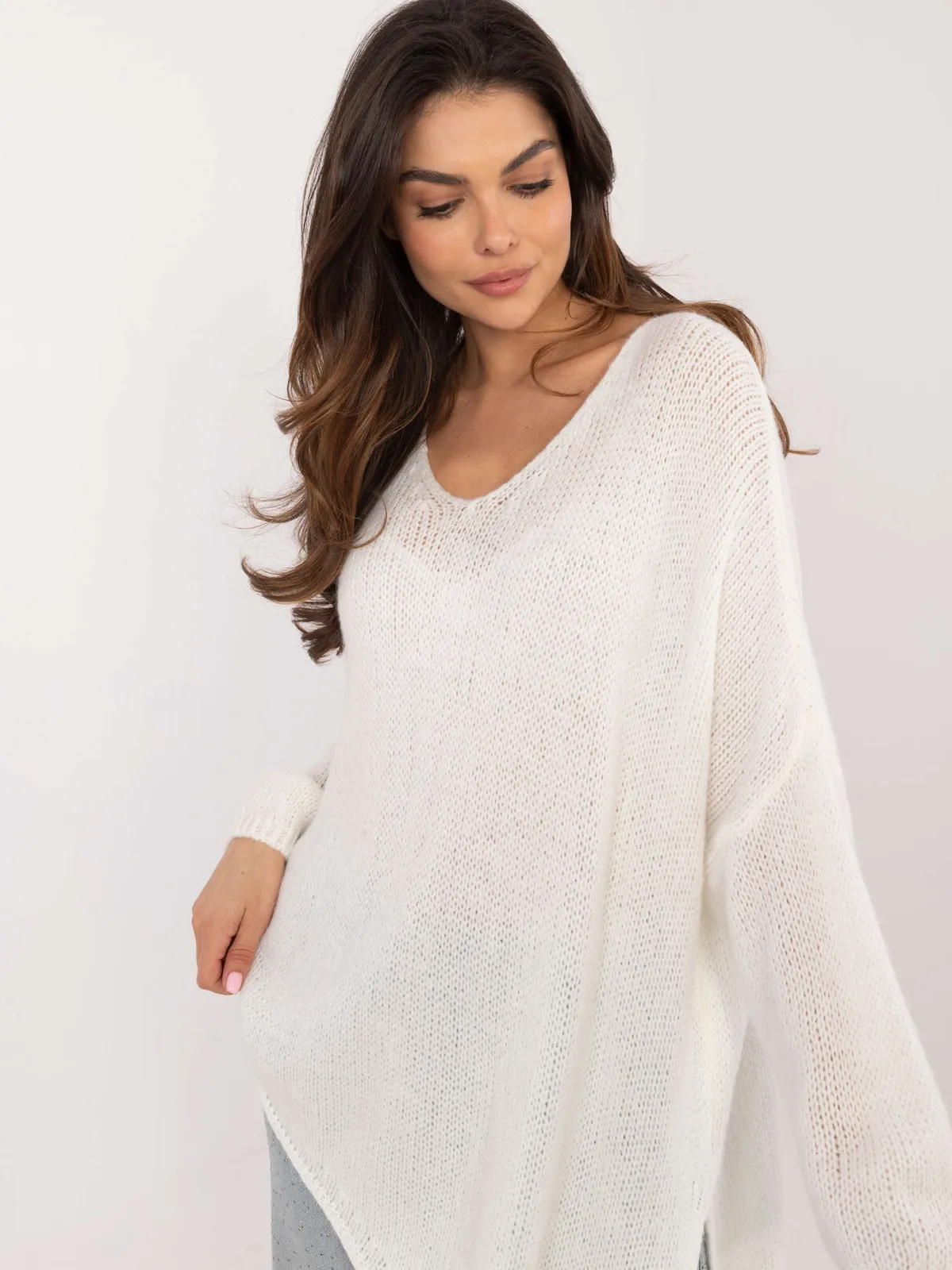 Asymetryczny sweter oversize z dekoltem w serek - zdjęcie 1