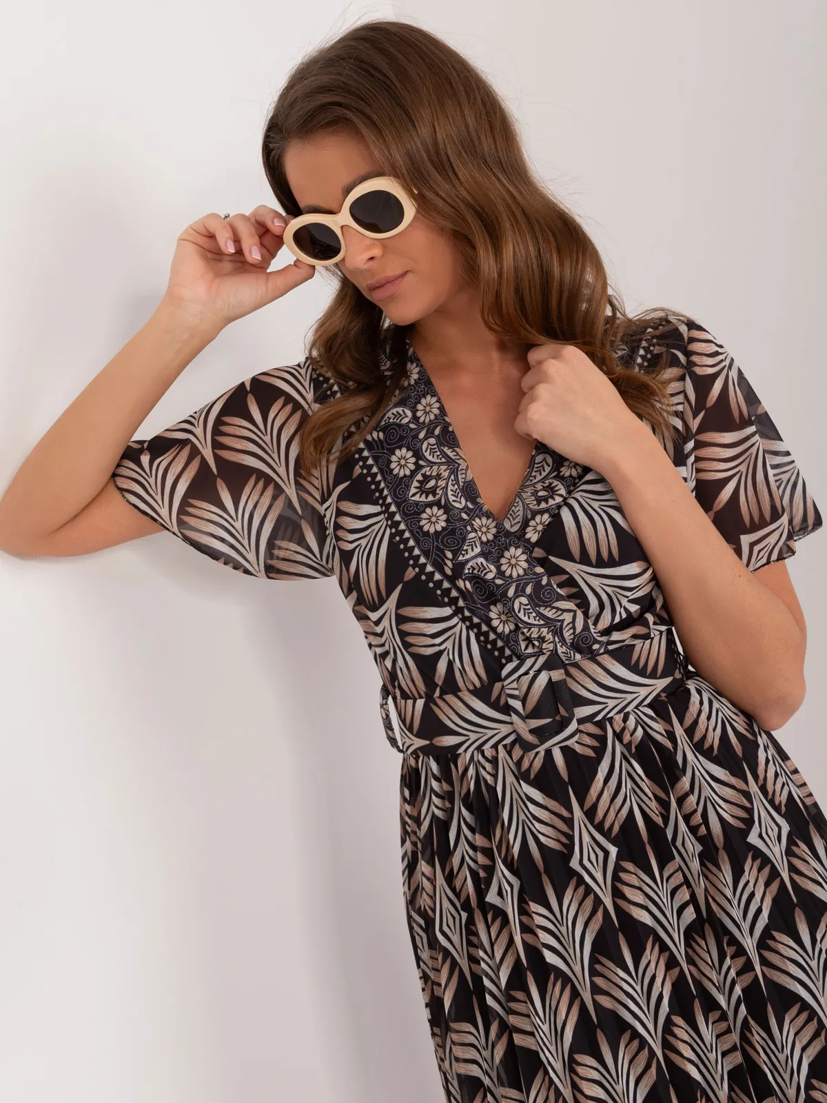 Sukienka midi o kroju kopertowym z paskiem - zdjęcie 1