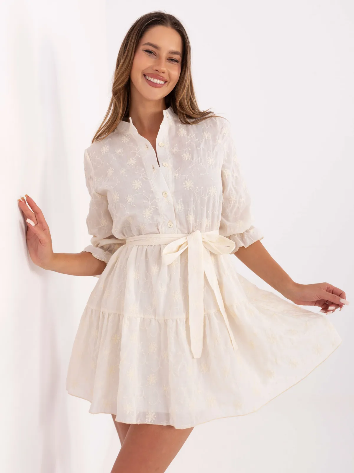 Sukienka koszulowa z haftem i wiązaniem w talii - zdjęcie 1