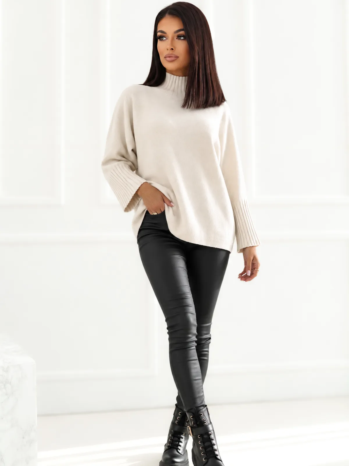 Sweter oversize z wysokim kołnierzem i ściągaczami - zdjęcie 5