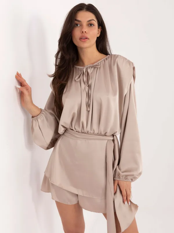 Krótki kombinezon wizytowy z wiązaniem przy szyi - widok 2