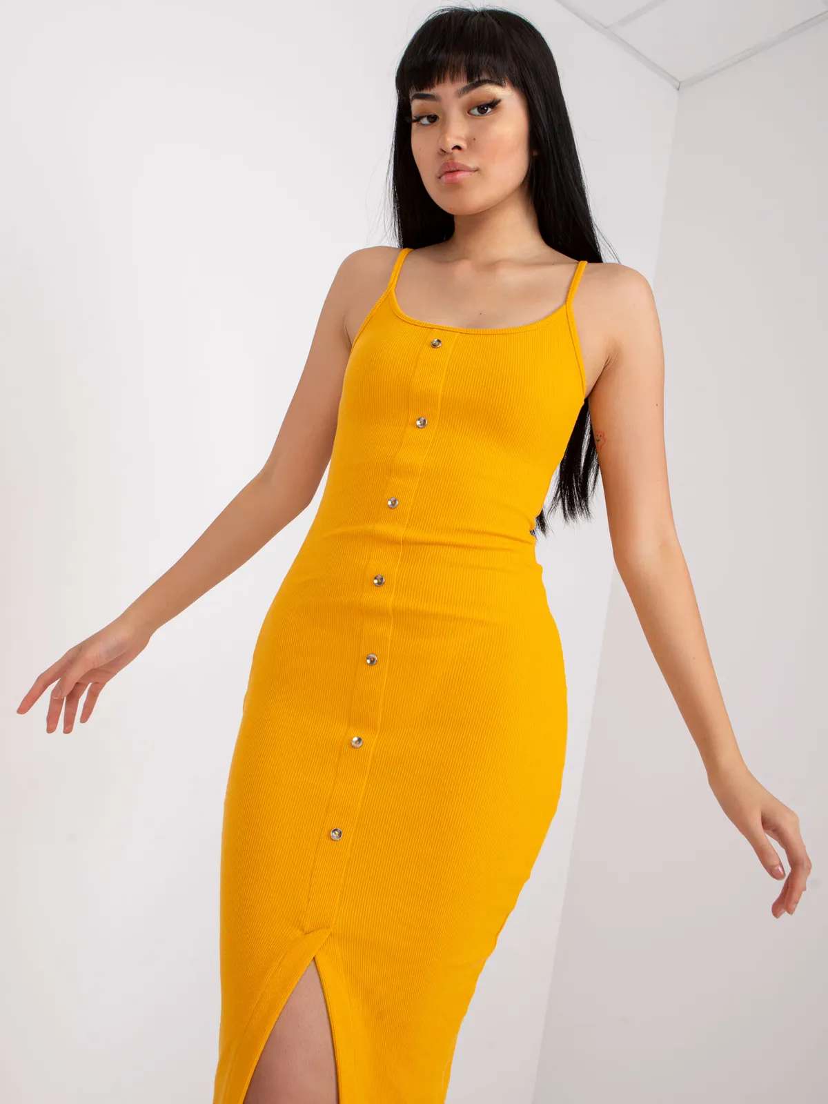 Dopasowana sukienka midi na ramiączkach z guzikami - zdjęcie 1