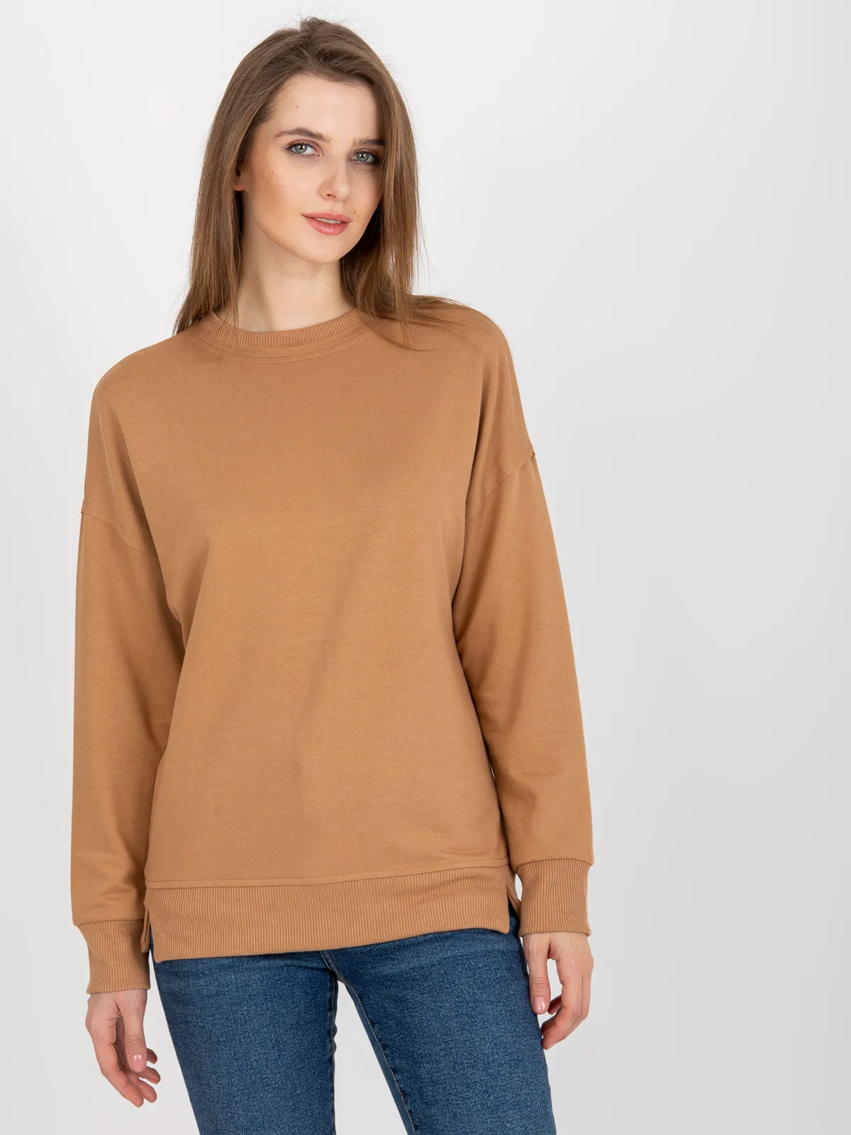 Camelowa bluza basic bez kaptura z okrągłym dekoltem - zdjęcie 5