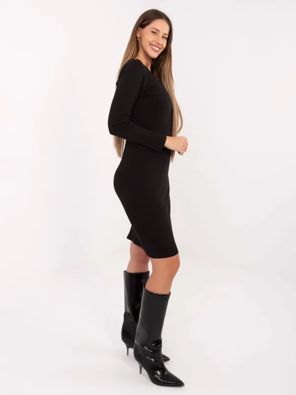 Dopasowana sukienka prążkowana z dekoltem V - widok 2