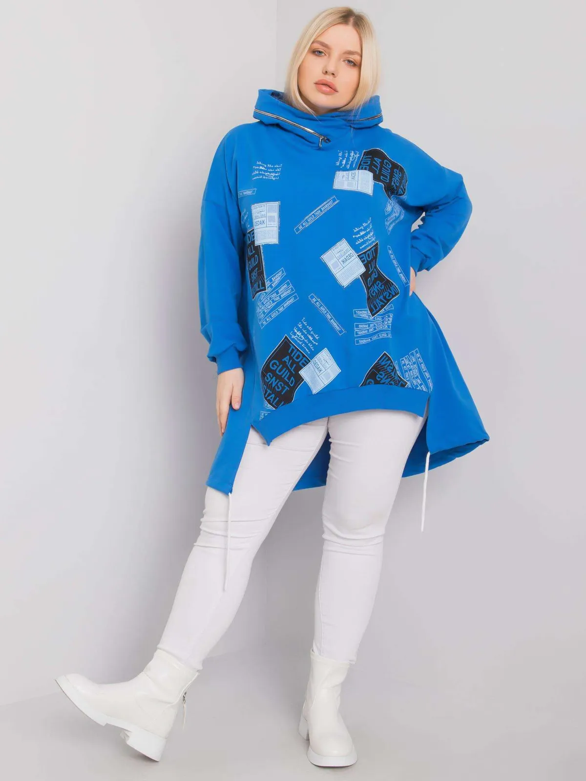 Ciemnoniebieska bluza plus size z nadrukiem i aplikacją - zdjęcie 1