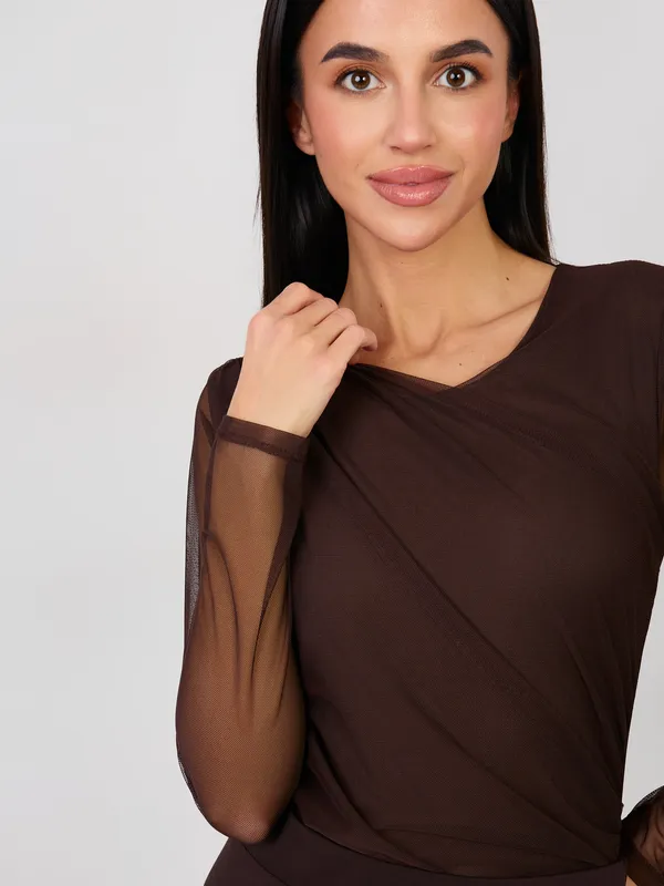 Transparentne body z drapowaniem o dopasowanym kroju