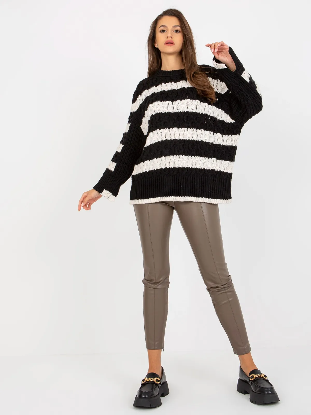 Brązowo-ecru dzianinowy sweter oversize w paski - zdjęcie 3
