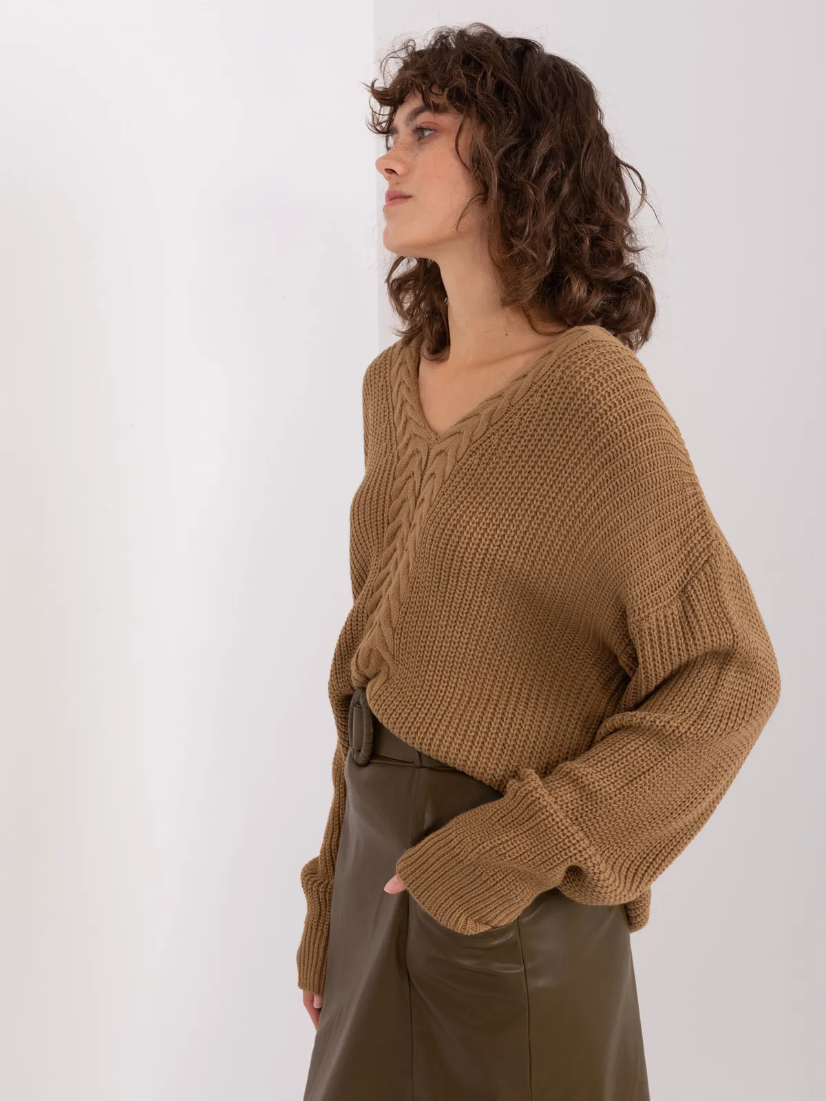 Camelowy sweter klasyczny ze ściągaczami - zdjęcie 3