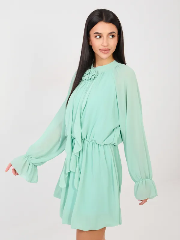 Krótka sukienka z ozdobnym kwiatem przy dekolcie