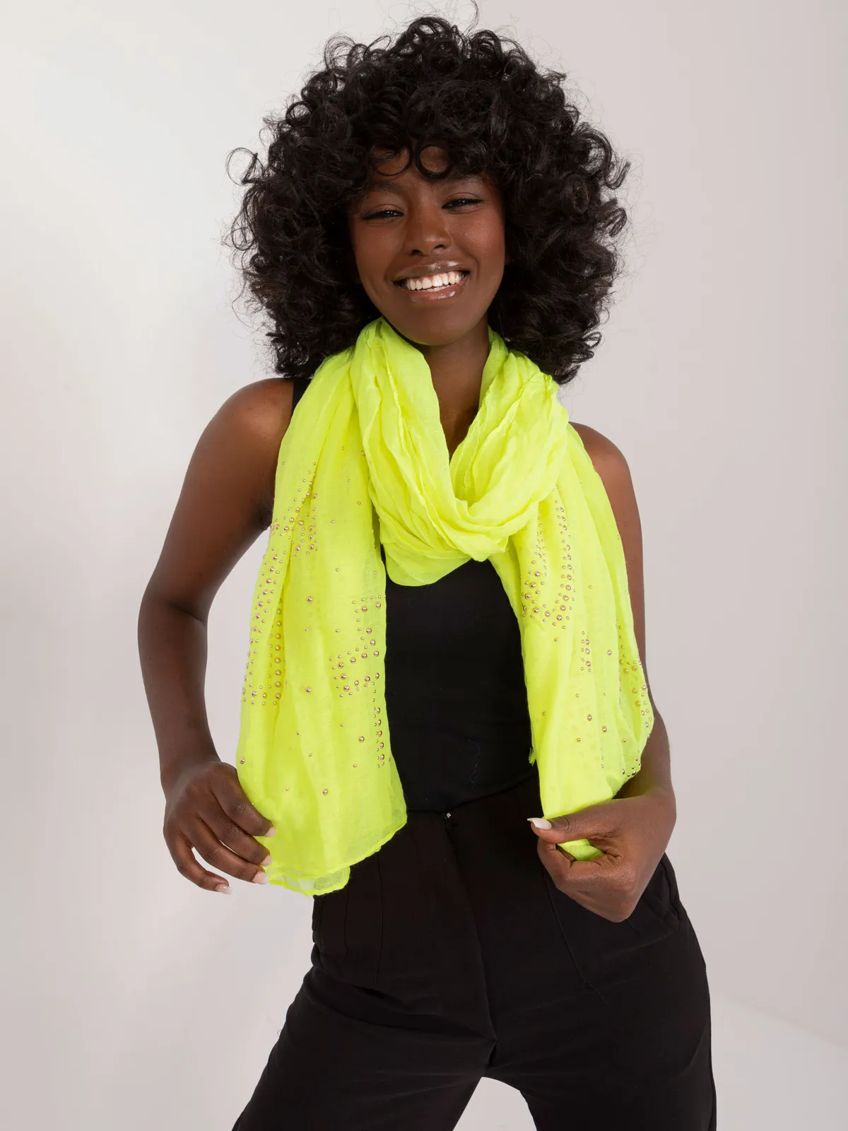 Długa chusta z subtelnym zdobieniem z perełek - zdjęcie 1