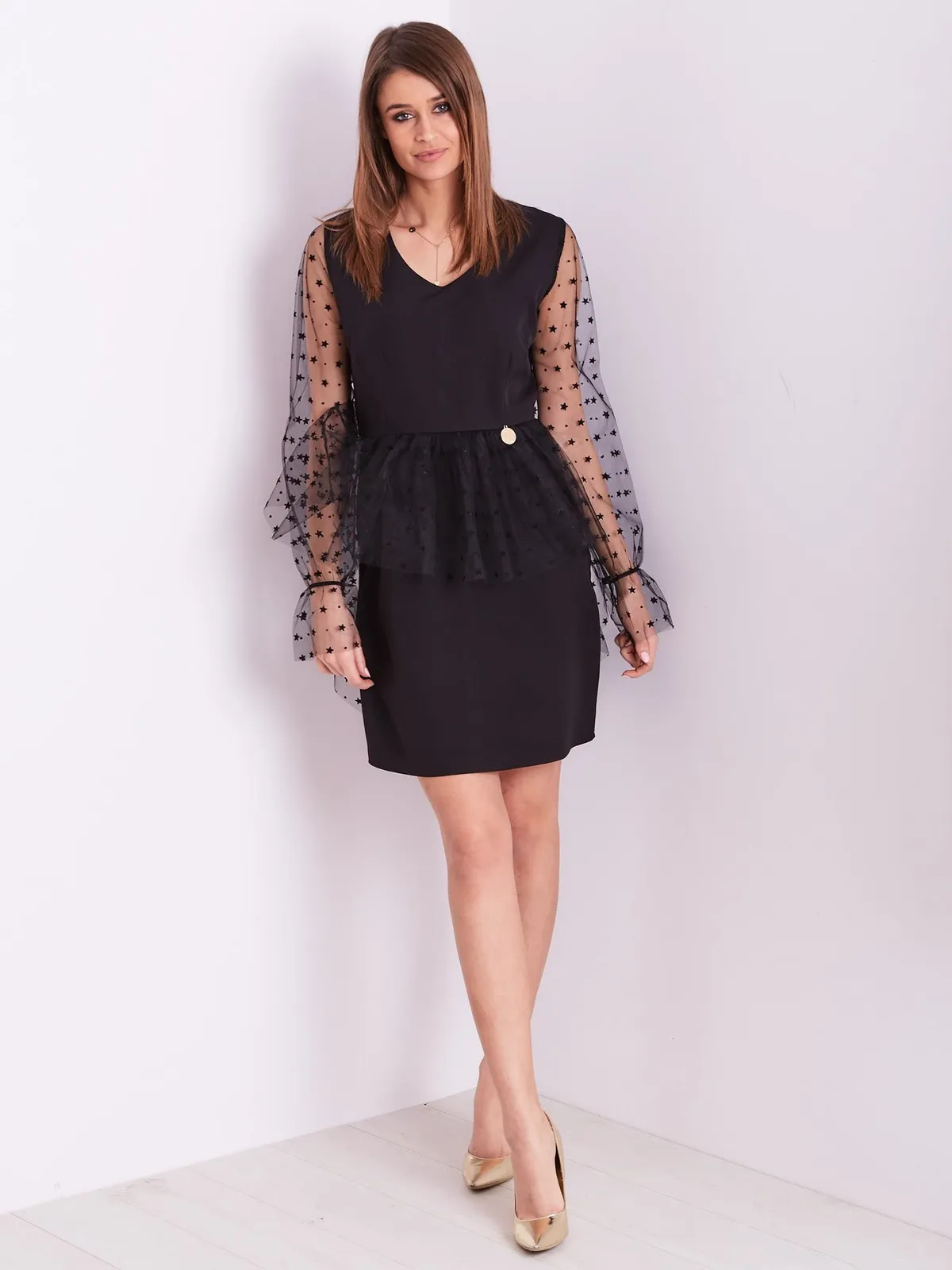 Elegancka czarna sukienka z tiulowymi rękawami - zdjęcie 2