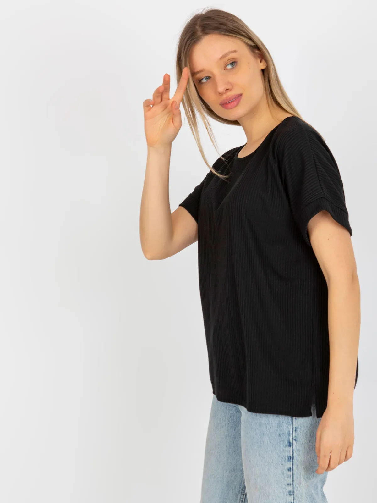 Czarna prążkowana bluzka oversize z krótkim rękawem - zdjęcie 3
