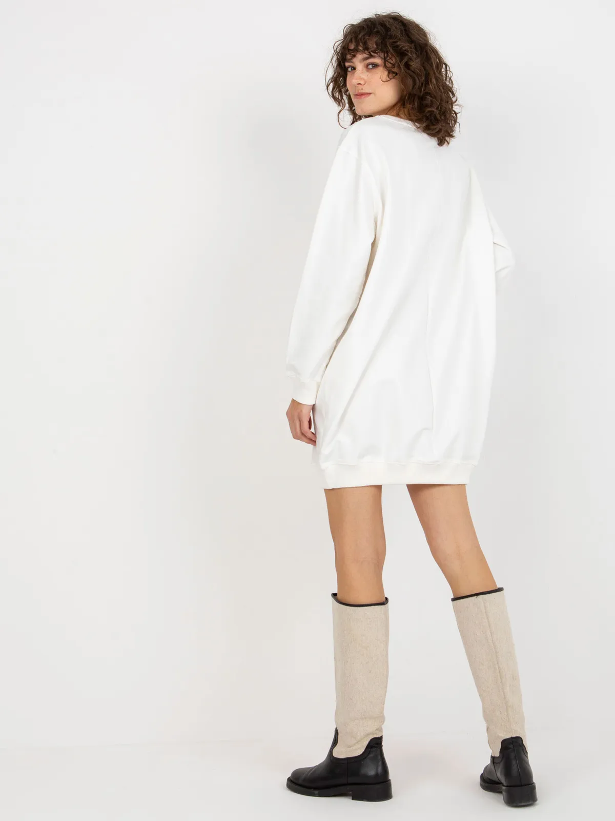 Jasnobrązowo-pomarańczowa długa bluza oversize z nadrukiem - zdjęcie 2