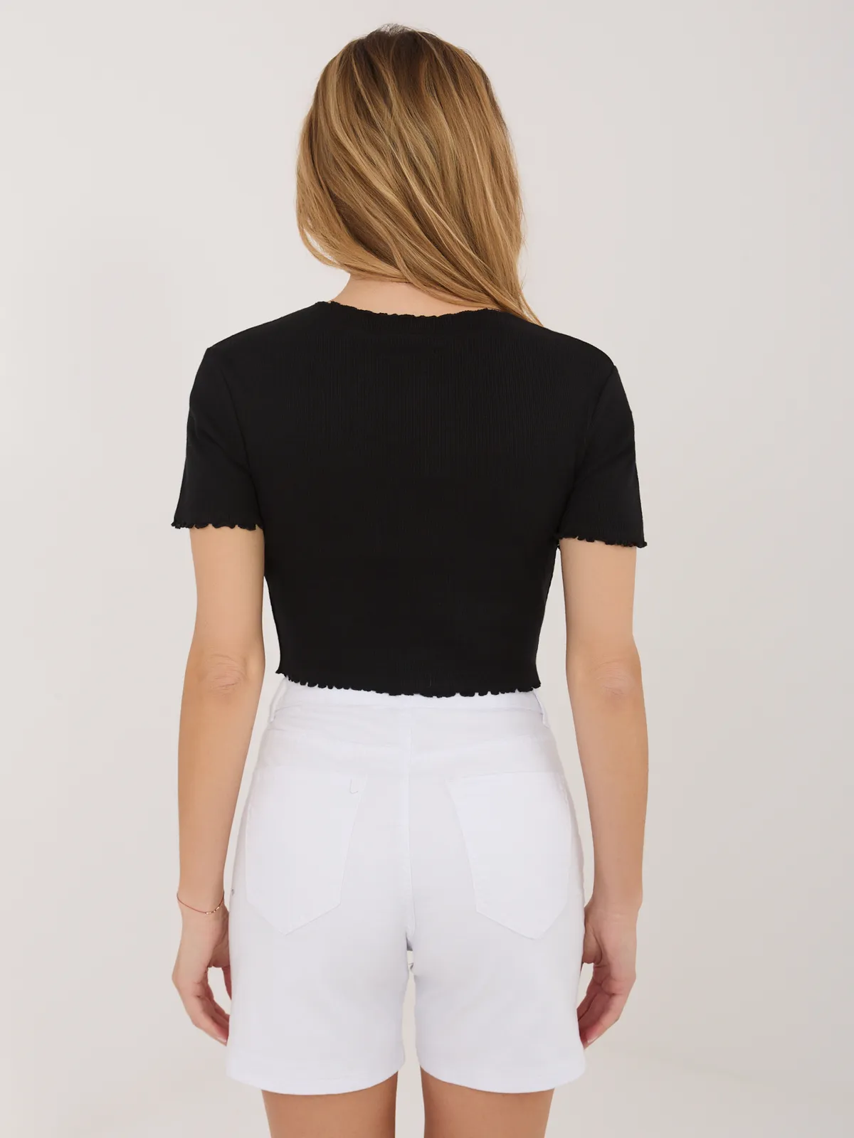 Krótki crop top z wykończeniem typu lettuce edge - zdjęcie 4