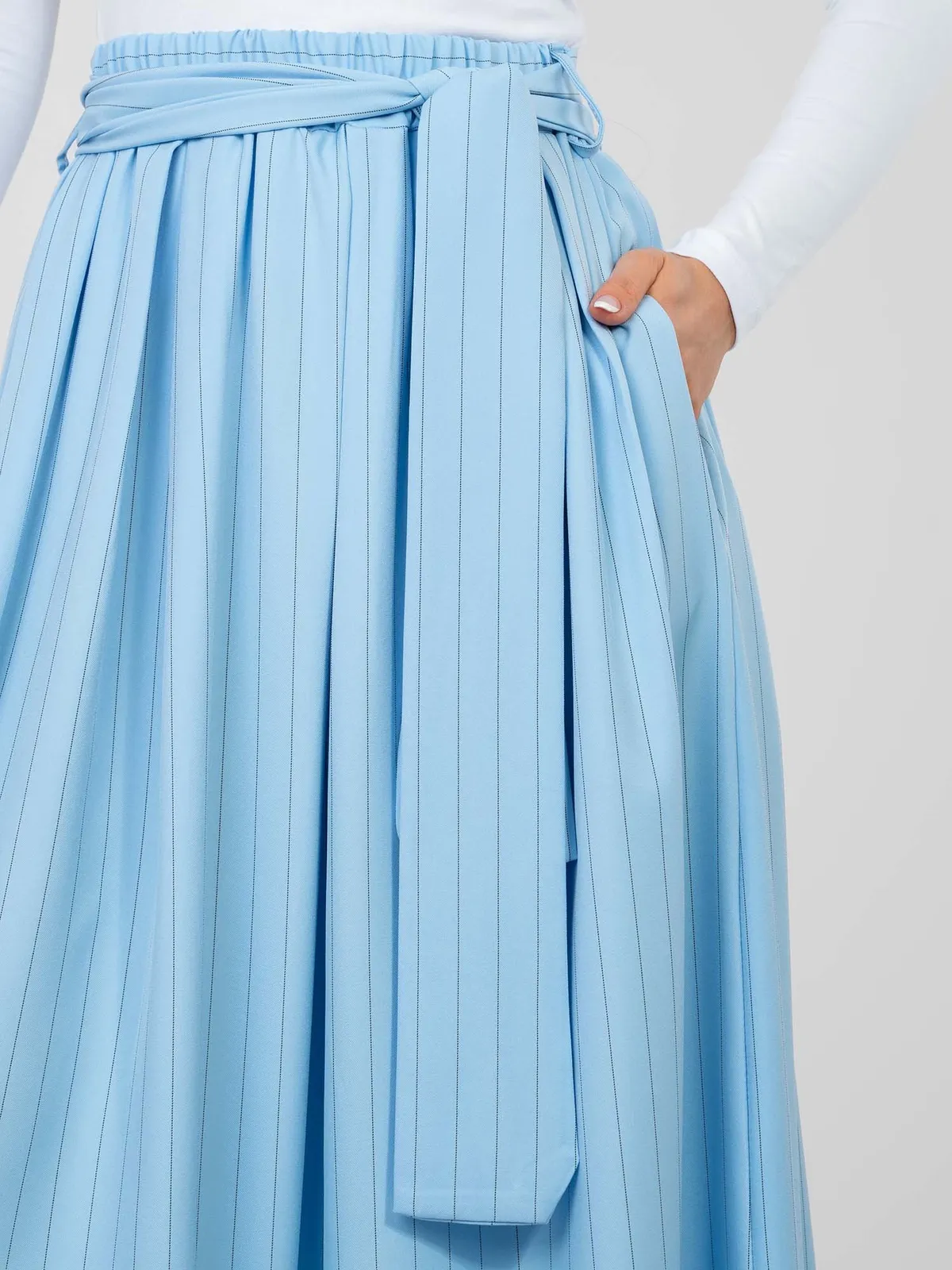 Rozkloszowana spódnica midi w prążki z wiązaniem - zdjęcie 1