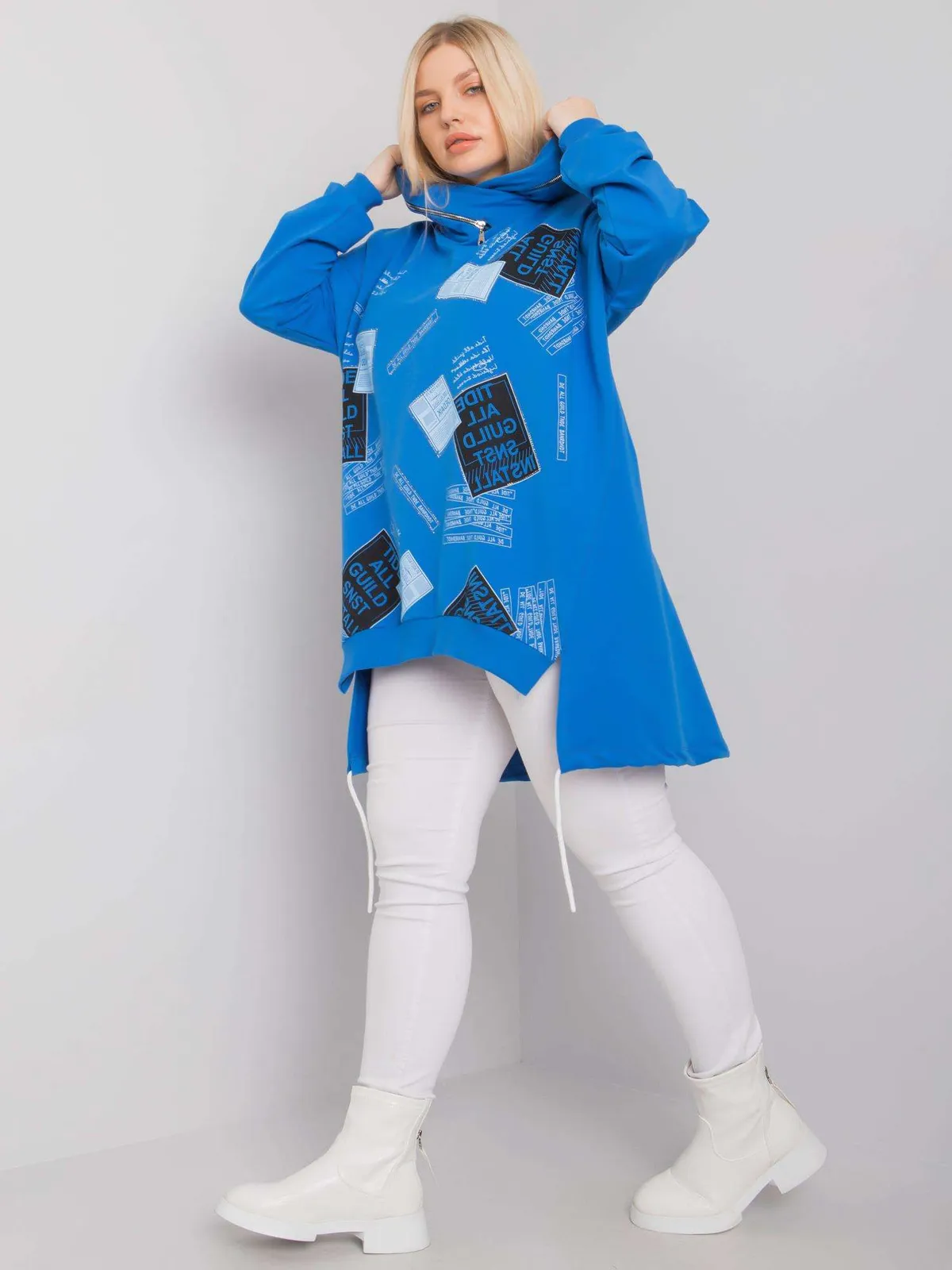 Ciemnoniebieska bluza plus size z nadrukiem i aplikacją - zdjęcie 3