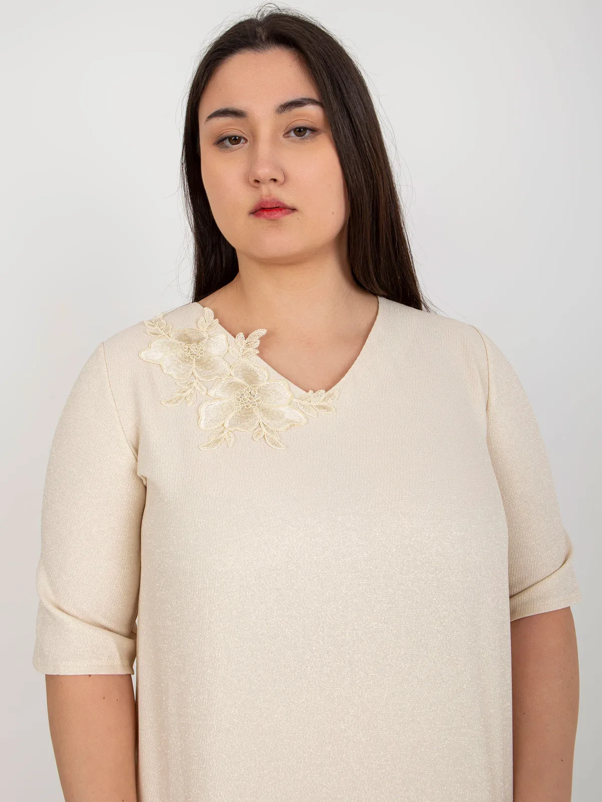Beżowa bluzka plus size z krótkim rękawem - zdjęcie 2