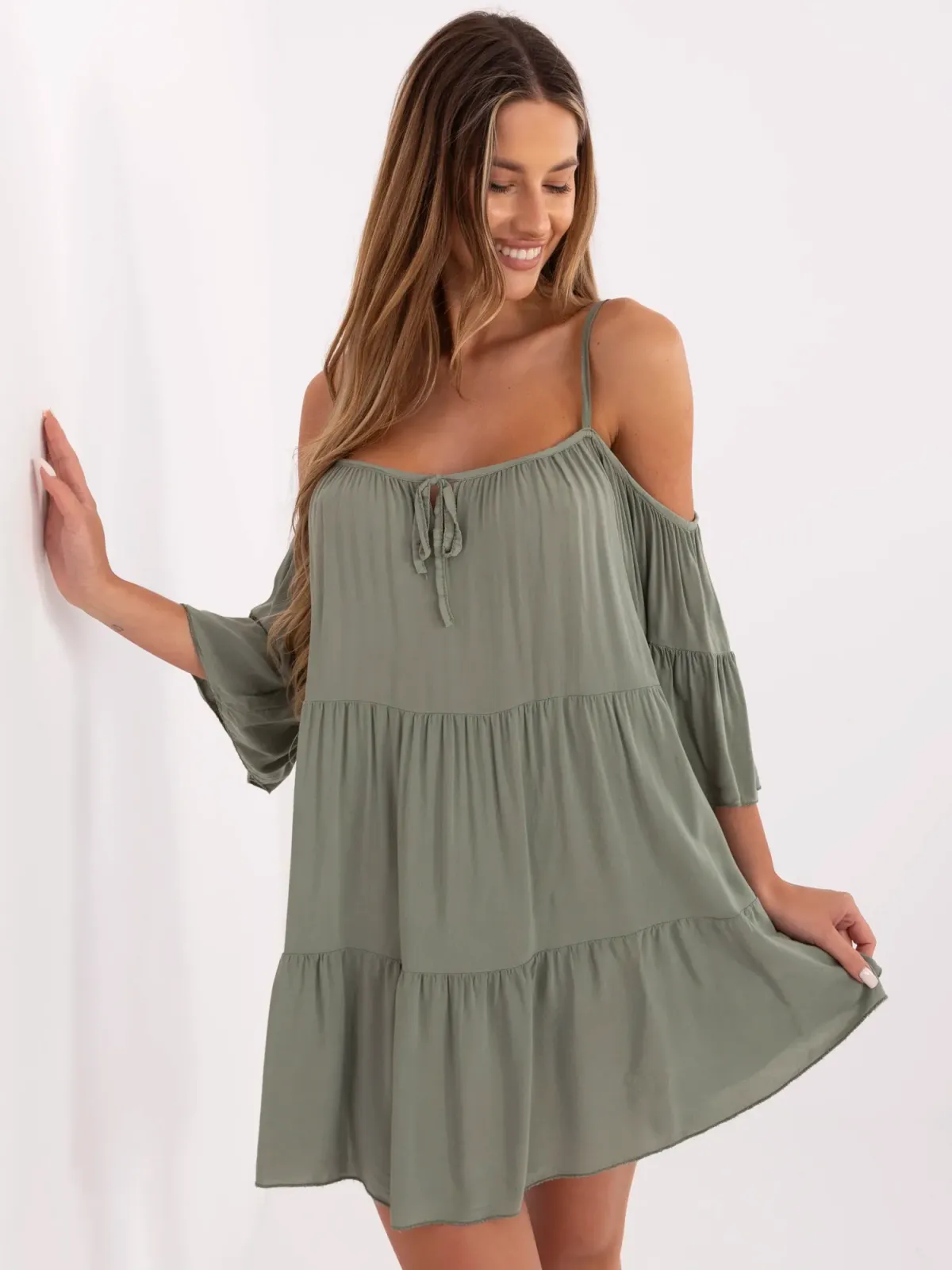 Sukienka boho z odkrytymi ramionami i falbanami - zdjęcie 1