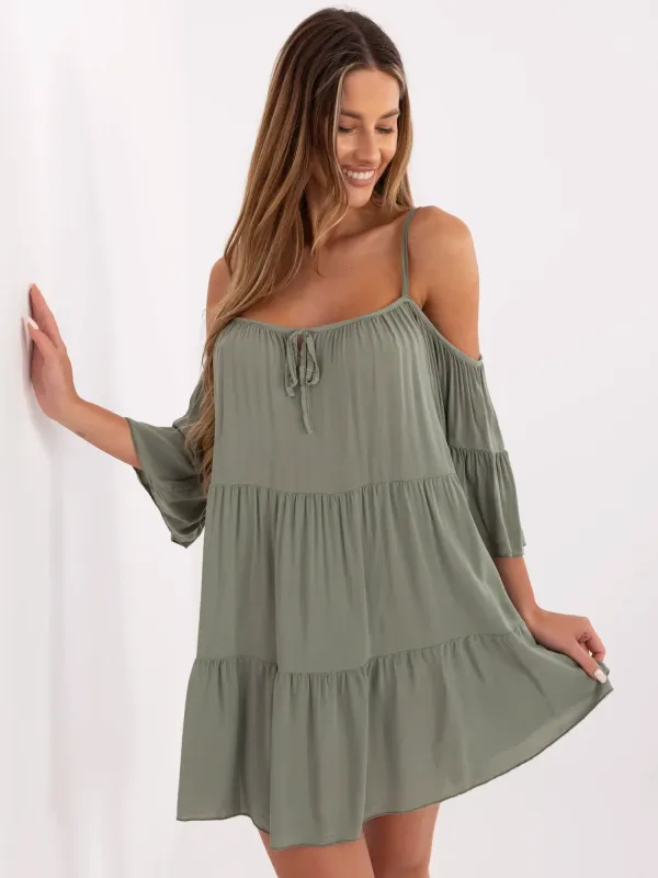 Sukienka boho z odkrytymi ramionami i falbanami
