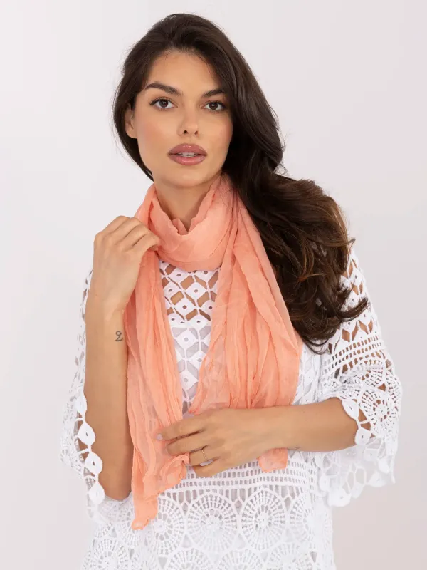 Lekki szal o subtelnie pogniecionej fakturze