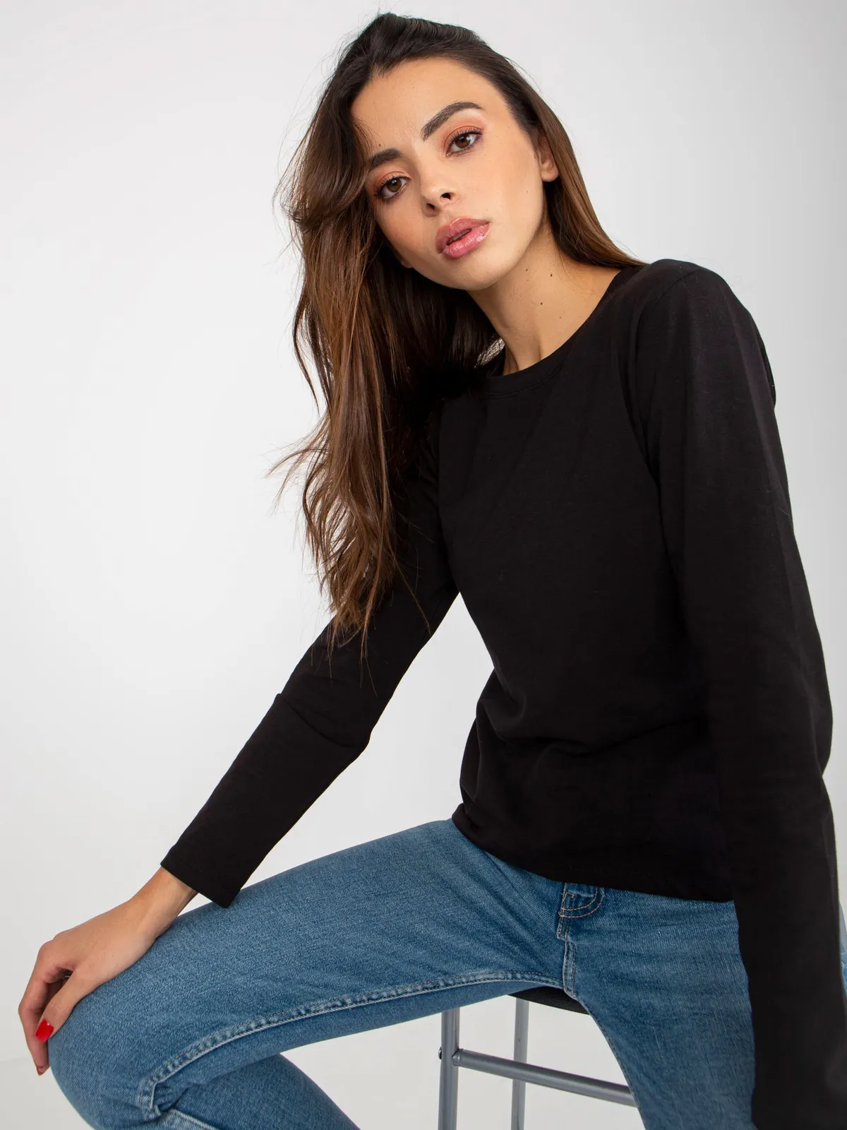 Czarna gładka bluzka longsleeve z okrągłym dekoltem - zdjęcie 5