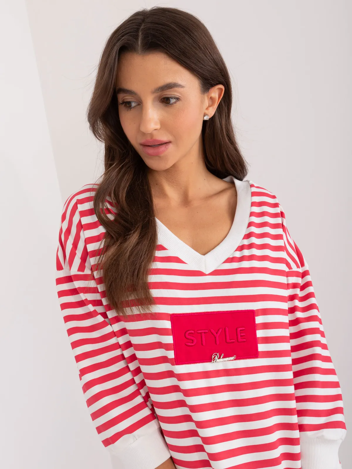 Casualowa bluzka oversize w paski z dekoltem V - zdjęcie 1