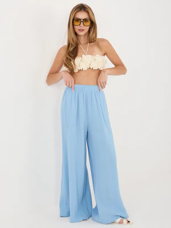 Zwiewne spodnie z szerokimi nogawkami w wakacyjnym stylu
