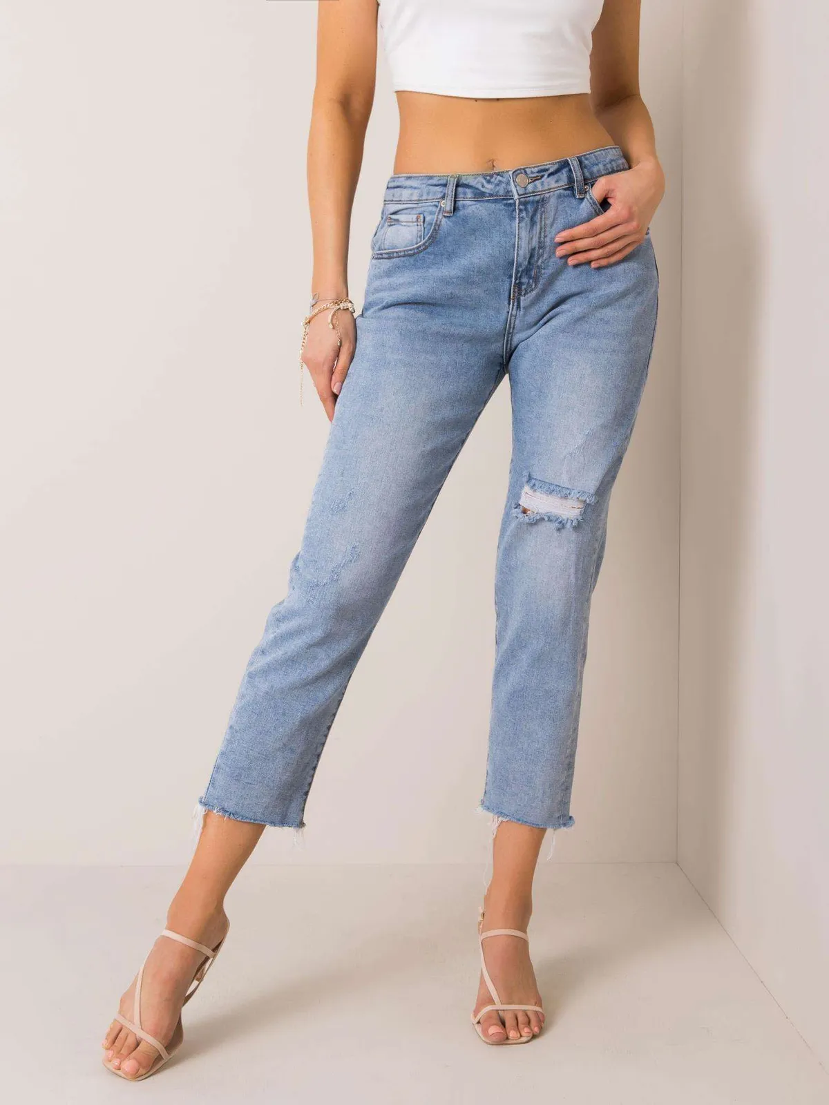 Niebieskie jeansy mom fit - zdjęcie 2