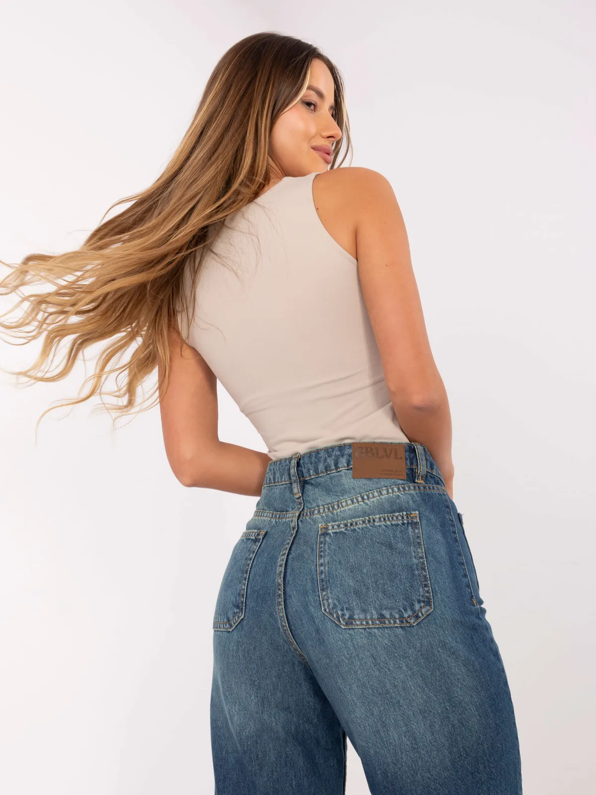 Spodnie jeansowe o kroju wide leg z kieszeniami - zdjęcie 1