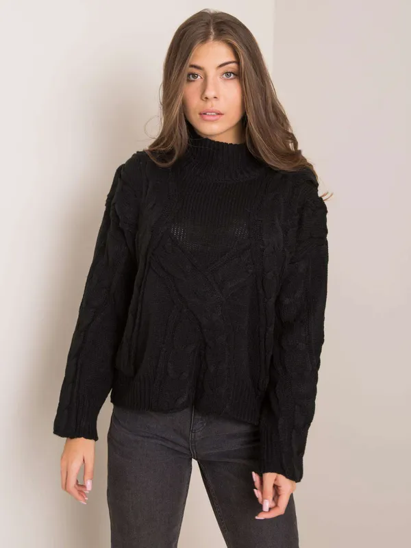 Czarny sweter w warkoczowe sploty