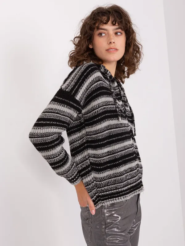 Szaro-czarny damski sweter z zapięciem